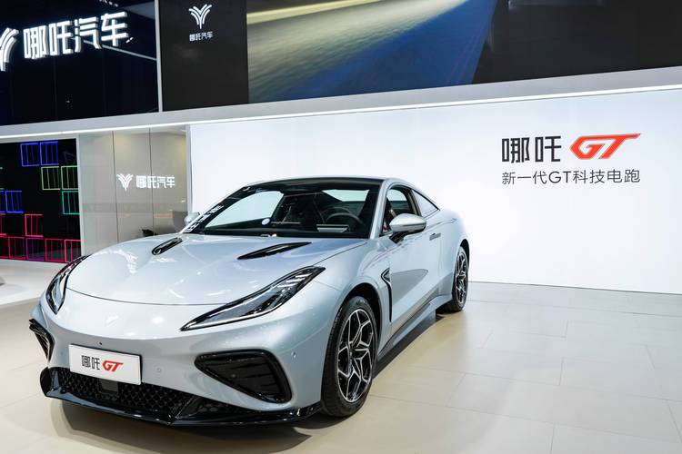 重庆156哪吒汽车在智能汽车领域的表现，领途汽车在新能源汽车市场中的影响力